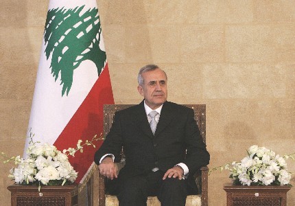 ميشال سليمان يتسلم مهامه الرسمية رئيسا للبنان 