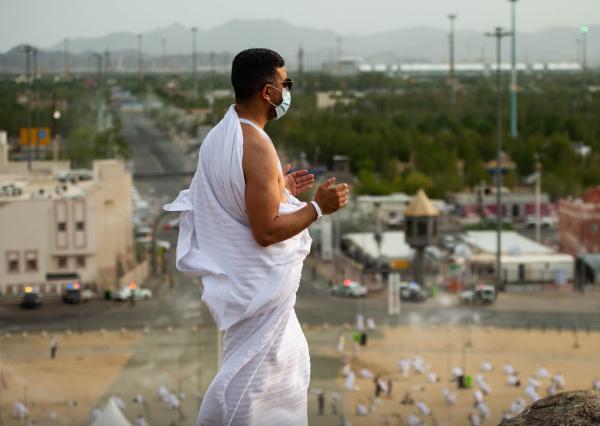 حجاج بيت الله الحرام يبدأون النفرة من عرفات