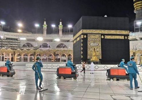 شاهد ..  كيف تم تعقيم المسجد الحرام بعد طواف الإفاضة؟