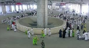 الحجاج يواصلون رمي الجمرات