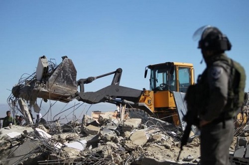 الاحتلال يجبر فلسطينيًا على هدم بيته بيده