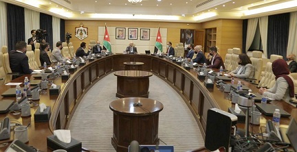 الرزاز يشيد بجهود وكفاءة الشباب الأردني