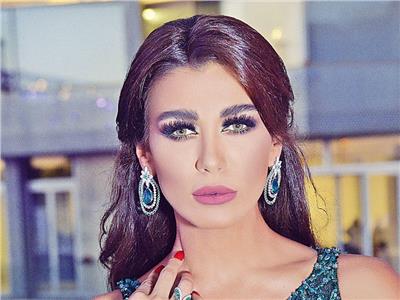 نادين الراسي بالمايوه الاسود .. شفاف ومثير