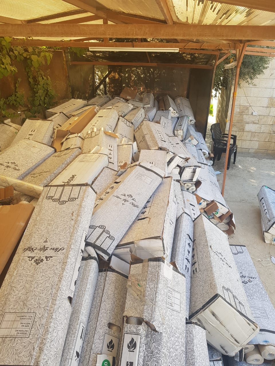 ضبط كميات كبيرة من ورق الجدران - صور