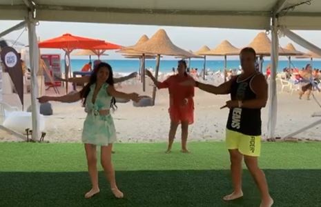 الراقصة دينا تثير الجدل برقصها على البنط العريض