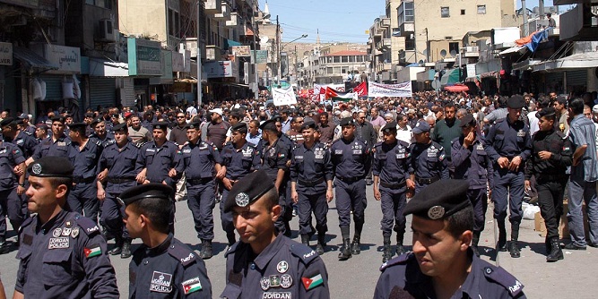 الاف في مسيرة الحسيني : "بدنا حكومة وحدة وطنية"
