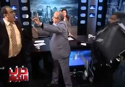 ضرب بالأحذية وسب بين عضو الحزب الوطني ومعارض على قناة الفراعين / فيديو