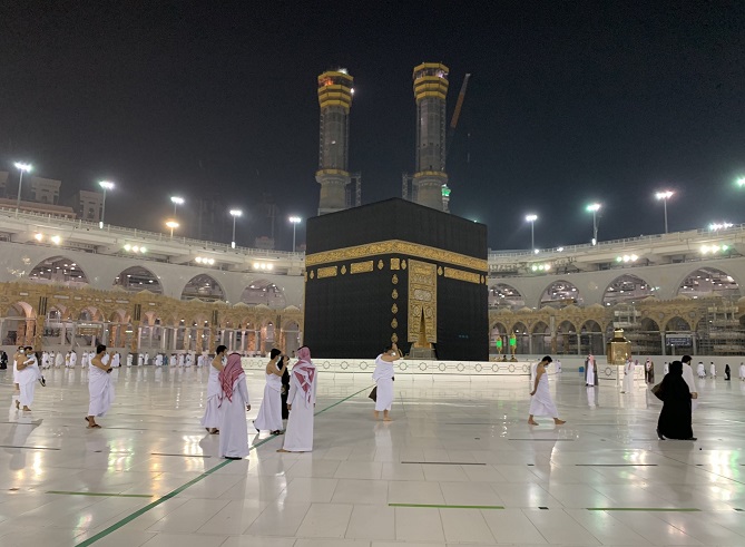 بالصور  ..  أولى طلائع المعتمرين يصلون بيت الله الحرام