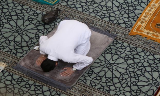 السماح بالوصول إلى المساجد لأداء صلاة الجمعة سيراً على الأقدام