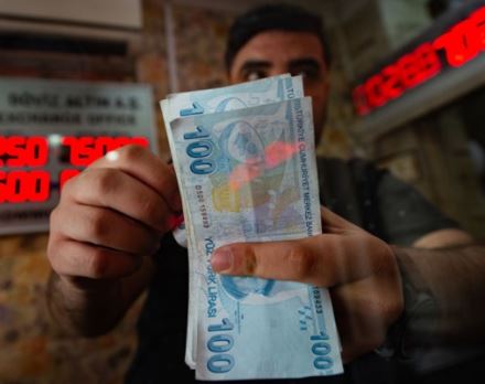 الليرة التركية تتدهور إلى مستوى قياسي