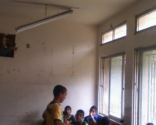 الاجهزة الكهربائية تتساقط على رؤوس الطلبة في احدى مدارس عمان / صور