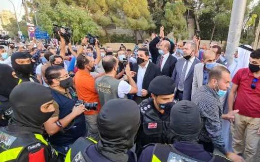 الأردنيون يحتجون قرب السفارة الفرنسية .. شاهد