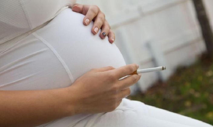 أضرار التدخين  على  المرأة الحامل و جنينها 