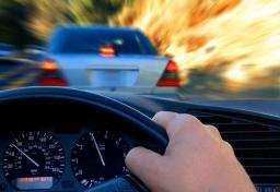 طفلة تقود السيارة بوالدها بعدما أغمي عليه