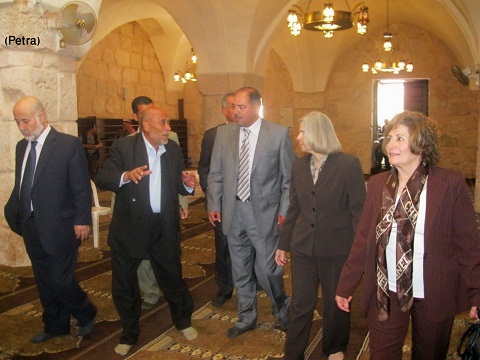 وزيرة السياحة تدخل مسجد عجلون الكبير مكشوفة الرأس !