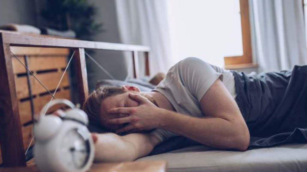 مخاطر النوم إلى جانب الهاتف