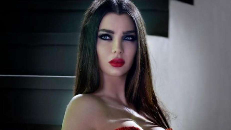 بفستان مكشوف أظهر الأماكن الحساسة  ..  قمر في إطلالة خادشة تغضب الجمهور  ..  شاهد