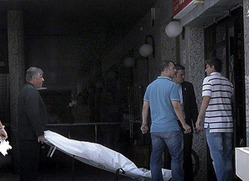 رجل يقطع رأس سائحة بريطانية في متجر