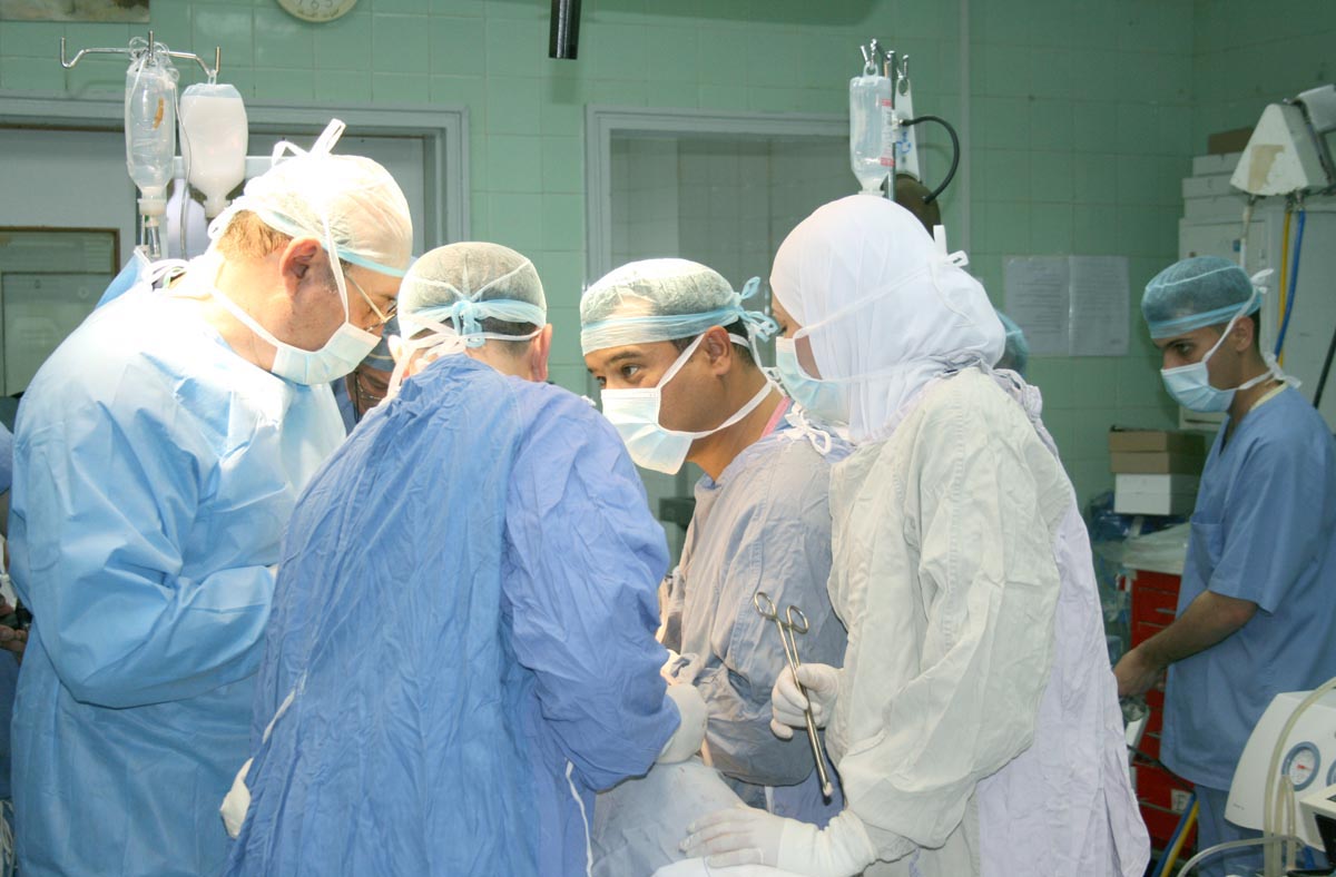 الخدمات الطبية تجري أول عملية استئصال ورم في القصبة الهوائية