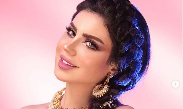 بملابس قصيرة جداً .. موديل روز تثير الجدل بصورة على الحصان ...