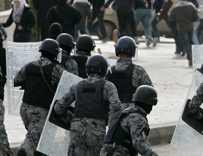 مسيرة في مادبا تطلب بإقالة المحافظ وسط اجراءات امنية مشددة 