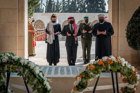 الملك والملكة وولي العهد يزورون ضريح الملك الحسين .. صور