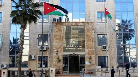 العمل تعلن عن 165 فرصة عمل