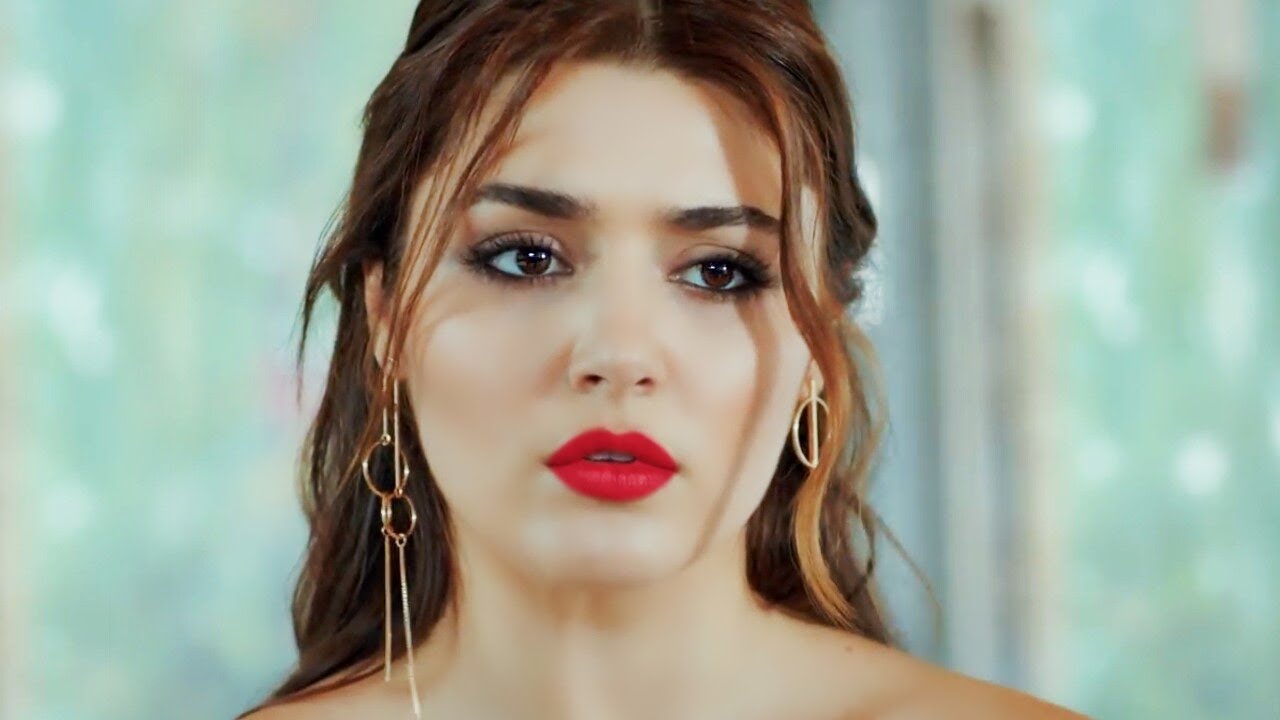 هاندا ارتشيل حياة التركية شبه عارية وإيحاءاتها تصدم الجمهور صورة