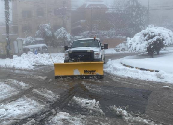 إغلاق جسر المدينة الرياضية احترازيا .. سماكة الثلوج في عمان