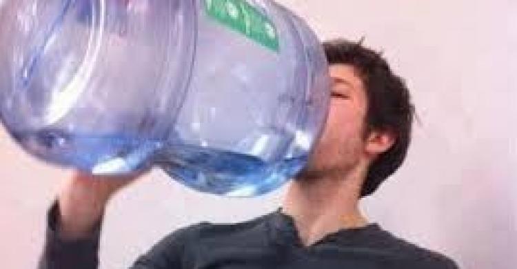  سـم قاتل  ..  احذر شرب الماء في هذه الحالة لأنه يؤدي للوفاة مباشرة