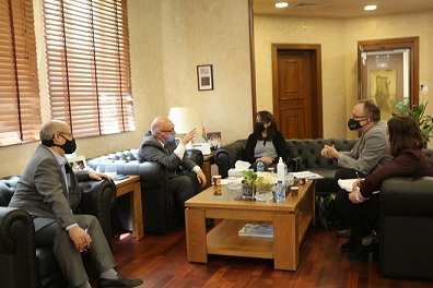 الكسبي يبحث مع العمل الدولية الصيانة الروتينية للطرق