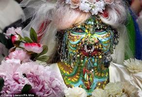 عروس برازيلية تزين وجهها بأكثر من 6 آلاف ثقب   