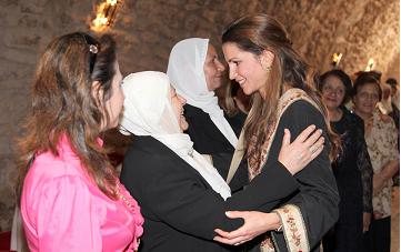 الملكة رانيا تفتتح بازار جمعية اتحاد فتيات مؤاب في الكرك
