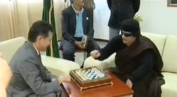 القذافي يلعب الـ"شطرنج" رغم القصف الكثيف على طرابلس