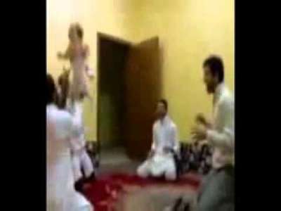 سعوديون يحولون طفلا الى كرة /فيديو