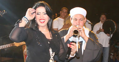 بعد نجاتها من الموت  .. سمية الخشاب تصلي ركعتي شكر