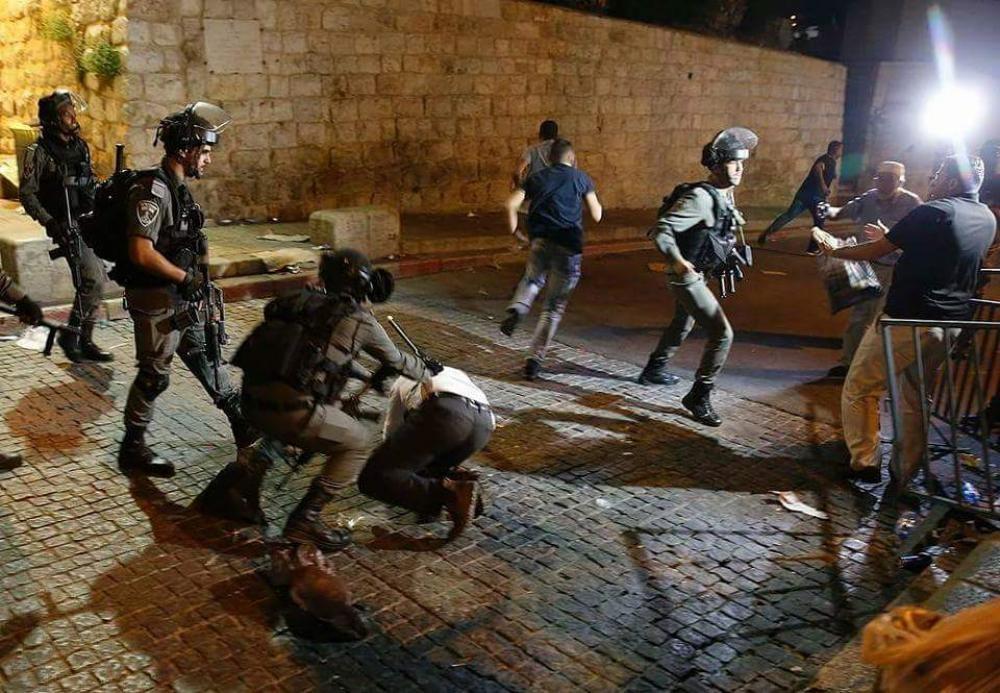 الاحتلال يعتدي على مصلين في باب العامود