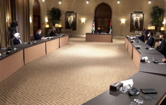 الملك يثني على جهود متطوعين ورياديين