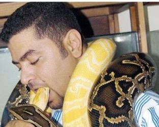 سعودي يتعايش مع 5 آلاف عـقــرب