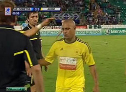 مشجع في الدوري الروسي يقذف روبرتو كارلوس بـ"موزة"