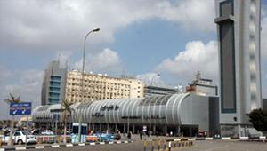 مصري يخلع ملابسه بمطار القاهرة