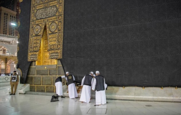 رفع كسوة الكعبة استعدادا لموسم الحج  ..  شاهد