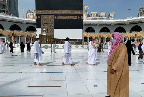 الحجاج يؤدون طواف القدوم وسط إجراءات مكثفة