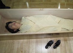 الكوريون يجربون مذاق الموت في جنازات وهمية!