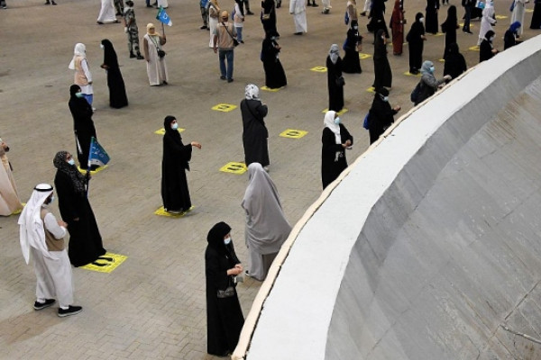 بحصى معقمة ..  الحجاج يرمون جمرة العقبة الكبرى 