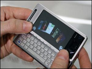 هاتف محمول يحتوي على وظائف خاصة لكبار السن