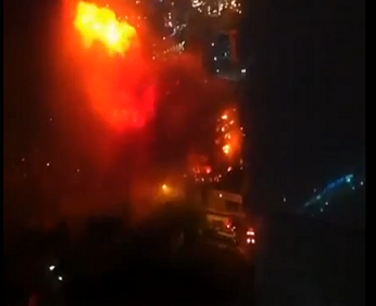 حريق كبير في مجمع تجاري في جدة/فيديو