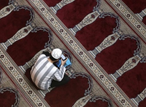 حكم استخدام الهاتف أثناء خطبة الجمعة