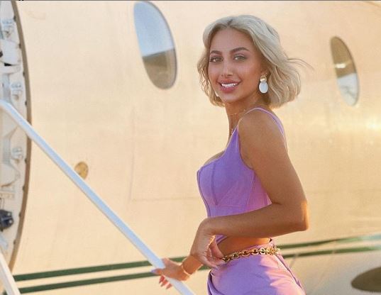  مودل روز تحتضن الافعى بملابس خادشة للحياء .. شاهد