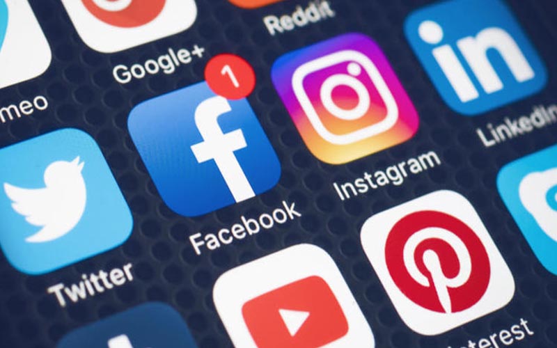 حكم التعرّض للمحصنات بالغمز واللمز عبر وسائل التواصل الاجتماعي